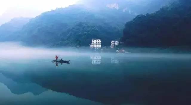 青瓦土墙  溪水潺潺（走进传统村落）
